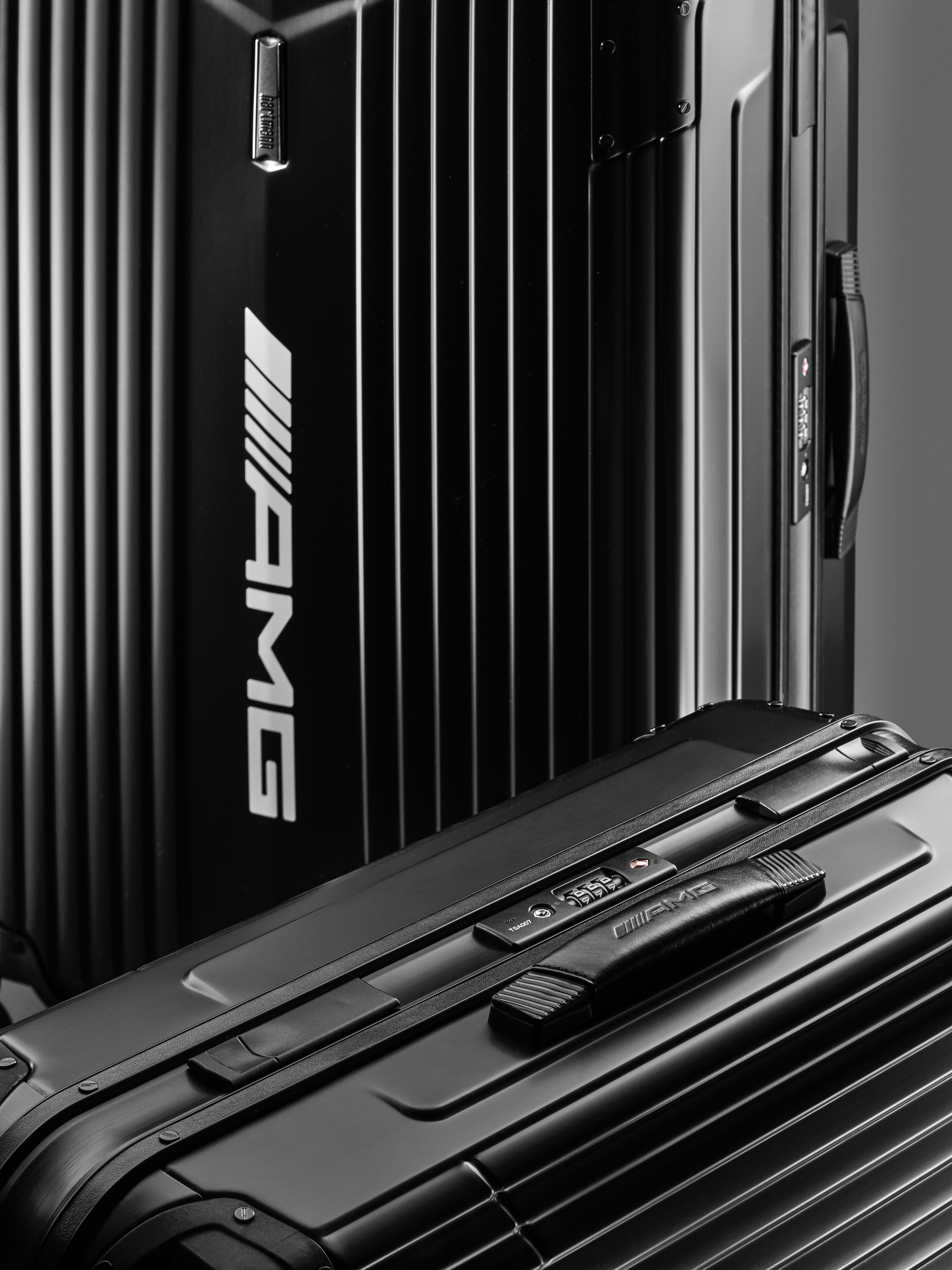AMG suitcase, 7R Master, 70 cm - black, Aluminium, Hartmann, 73 l