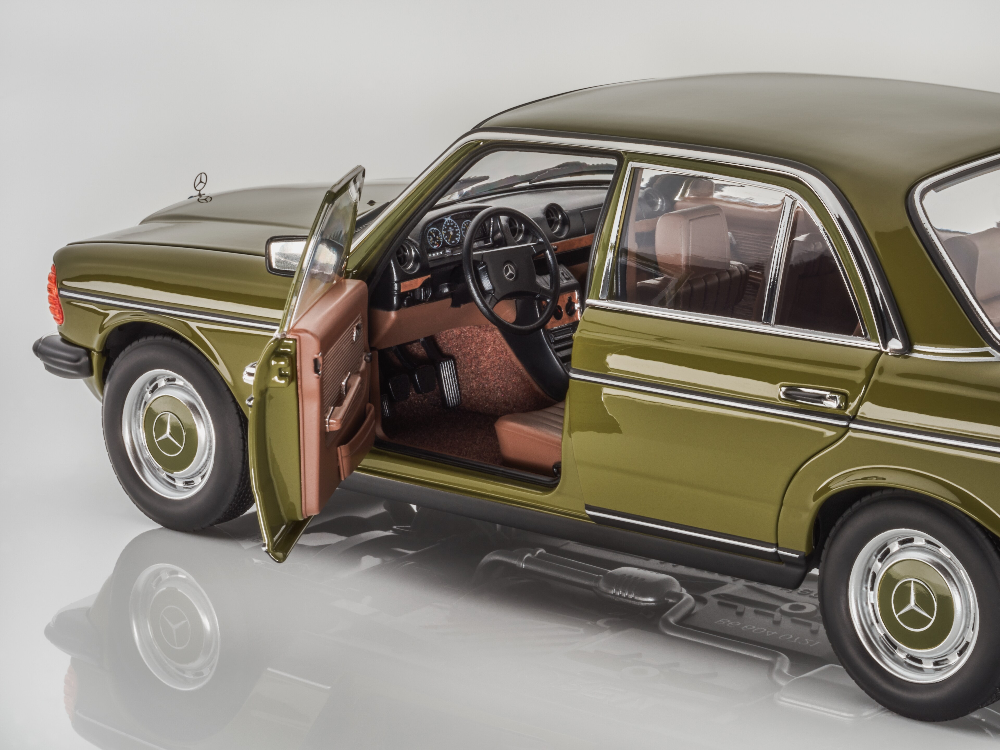 200 W123 (1980-1985) - agavengrün, Norev, 1:18